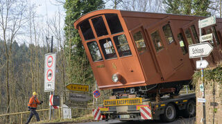 Der Transport der Bahn auf den Königstuhl ist für den Lkw-Fahrer Millimeterarbeit.
