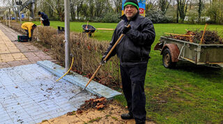Im Freibad in Ladenburg gibt es wieder viel zu tun, bevor die Saison beginnt. Das Foto zeigt Dirk Ziegelmeier, Vorstandsmitglied des Freibad-Fördervereins, bei einer ähnlichen Aktion im April 2022.