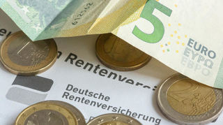 Am 1. Juli steigt die gesetzliche Rente – allerdings müssen Ruheständler dieses Jahr auch höhere Beiträge zur Kranken- und Pflegeversicherung entrichten.