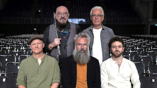 Die Mitglieder Band Jethro Tull (vlnr): Scott Hammond (Schlagzeug), Ian Anderson (Gesang, Flöte), John O'Hara (Keyboards), David Goodier (Bass), Jack Clark (Gitarre). Bild: Ian Anderson/InsideOutMusic/Sony Music/dpa