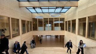 Blick ins Foyer der Spinelli-Grundschule, wo die große Freitreppe und viel Holz das Bild prägen.