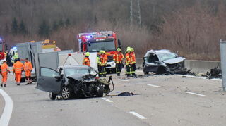 Blick auf die Unfallstelle auf der Autobahn 6. Bei dem Geisterfahrer-Unfall bei Sinsheim sind zwei Menschen ums Leben gekommen.