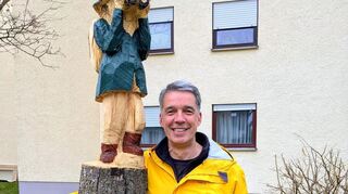 Nach getaner Arbeit freut sich Holzkünstler Jochen Liebrich mal ohne Kettensäge über seinen Wandersmensch in der Hirschberger Allee.