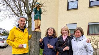 Der Wandersmensch von Holzkünstler Jochen Liebrich begeistert die Hausgemeinschaft in Ladenburgs Hirschberger Allee.