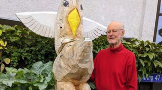 Den Totempfahl hat Jochen Liebrich im Herbst 2023 nach Wünschen von Waldemar Zimmer und seiner Frau aus einem Trompetenbaum im Stahlbühlring geschnitzt.