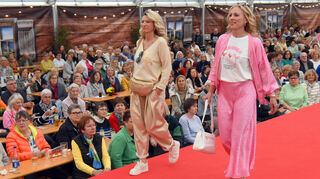 Die neueste Mode auf dem Laufsteg: Bunt und abwechslungsreich ging es bei der Modenschau auf dem Schriesheimer Mathaisemarkt zu.