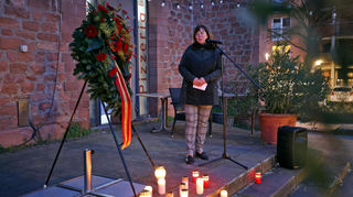 Auf dem Lutherplatz spricht OB Jutta Steinruck während der Gedenkveranstaltung für die Opfer terroristischer Gewalt.