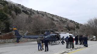 Suchmannschaften sind mit einem Helikopter in den Bergen von Kreta unterwegs – leider erfolglos.