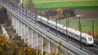 Ein ICE fährt auf der Schnellfahrstrecke Stuttgart - Mannheim über die Enztalbrücke.