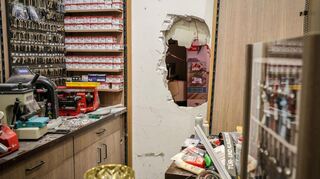 Ein Loch ist in der Wand eines Schlüsseldienstes nach einem Einbruch. (Symbolbild)