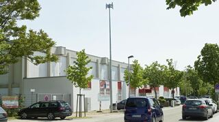 Eine moderne Warnanlage ist am Sportfeld Ost in Lampertheim installiert.