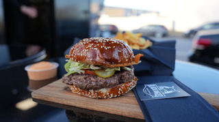 Ein Burger-Patty, frisches Gemüse, wenig Sauce und ein Brötchen mit Käsekruste - das macht den Burger von "Black Angus Food Truck" aus.