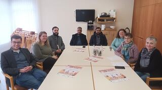 Ermöglichen ein warmes Mittagessen für Bedürftige: (v. l.) Marius Schmidt (Erster Stadtrat), Kerstin Biehal (Gemeinwesenarbeit – Regionale Diakonie Bergstraße), Ali Habib, Mubashir Ahmad, Noman Ahmad (Ahmadiyya-Gemeinde Lampertheim), Sabrina Mohr (Leiterin Familienzentrum), Rita Lüling (EMIL-Hilfeladen) und Claudia Lamm (Helping Hands – Rudis Netzwerk).