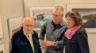 Im Gespräch bei der Kunstausstellung zum Mathaisemarkt (v.l.): Hans Assmus, Michael Kunze und Gabriele Mohr-Nassauer.
