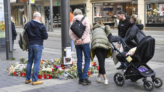 Gebete nach Amokfahrt und Gedenkminute am Paradeplatz in Mannheim. Nun wird es einen zentralen Gedenkort am Paradeplatz geben.