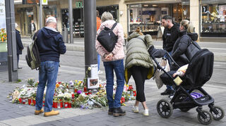 Gebete nach Amokfahrt und Gedenkminute am Paradeplatz in Mannheim. Nun wird es einen zentralen Gedenkort am Paradeplatz geben.
