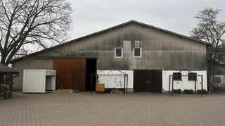 Die alte landwirtschaftliche Halle auf dem Hegehof macht bald Platz für einen Neubau mit Café, Hofladen und Indoorspielfläche.