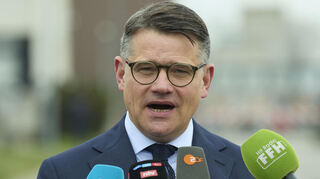 Ministerpräsident Boris Rhein spricht vor der Rückbauanlage in Biblis von den ehrgeizigen Plänen Hessens für einen Kernfusionsreaktor.