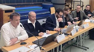 Bahn-Vertreter Philipp Pontius und Daniel Lagler (v.l.) erläuterten die Pläne im Bezirksbeirat Friedrichsfeld. 5. v.l.: Sitzungsleiter Bürgermeister Ralf Eisenhauer (SPD).