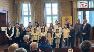 Die jungen Musiker nehmen im Historischen Ratssaal den Applaus des Publikums entgegen. Im Hintergrund freuen sich Lions- Präsident Wolfgang Walter (v. l.), Musikschulleiter Bernhard Sperrfechter und MdL Michael Wagner.