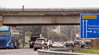 Auch auf der nördlichen Brücke gibt es deutlich sichtbare Unfallschäden.