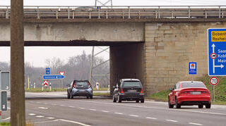 Man sieht noch deutlich die Schäden von einem Unfall im Jahr 2016, als ein Tieflader mit Bagger gegen die Brücke gestoßen ist.