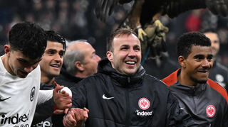 Party nach dem Abpfiff: Die Frankfurter mit Mario Götze (Zweiter von rechts) feiern den Einzug ins Viertelfinale der Europa League.