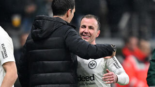 Frankfurts Trainer Dino Toppmöller (links) bedankt sich bei Mario Götze für seine herausragende Leistung gegen Ajax.