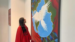 Die Künstlerin Soroorart vor ihrem Werk "Only peace". Sie zeigt ihre Werke anlässlich des Weltfrauentags in einer Ausstellung in der Ludwigshafener Rhein-Galerie gemeinsam mit Amnesty International.