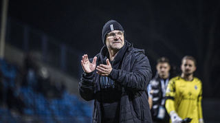 Waldhof-Trainer Bernhard Trares muss in Aue voraussichtlich seine Viererkette in der Abwehr umbauen.
