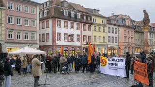 Auf dem Marktplatz protestieren die Teilnehmer der Kundgebung gegen die Bezahlkarte für Geflüchtete. Es spricht Oskar Neumann von der internationalen Bewegung Seebrücke.