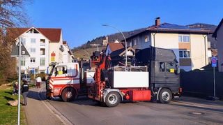 In der Talstraße sorgen Zugmaschinen dafür, dass niemand einfahren kann.