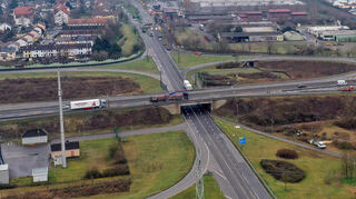 Die Autobahnbrücke an der Abfahrt Frankenthal Nord ist baufällig, wird abgerissen und bis 2027 neu aufgebaut.