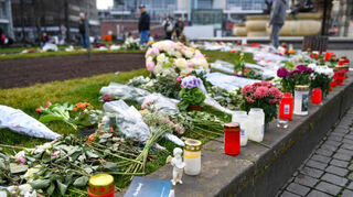 Am Mannheimer Paradeplatz legen Menschen Blumen nieder und zünden Kerzen an. Die Betroffenheit ist nach den Ferien auch an den Schulen zu spüren.