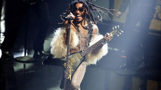 Auch visuell ist bei Lenny Kravitz auf der Bühne viel geboten. +Bild: Charles Sykes/dpa