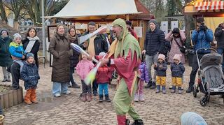 Ein Gaukler unterhält das Publikum beim Mittelalterlichen Jahrmarkt in Mannheim mit Jonglage.
