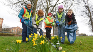 Drei Generationen helfen mit (v.l.): Alma, Evelin, Benjamin, David und Isabel.