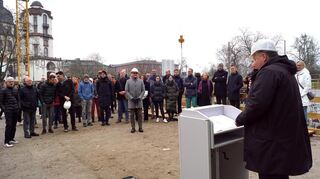 Mehr als 60 Gäste konnte Marco Grübbel (rechts) bei der Grundsteinlegung für das neue Rechenzentrum der Universität Mannheim am Rande der Baugrube in A5 begrüßen.