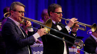 Posaunist Bernhard Vanecek (links) und Gastgeber Thomas Siffling geben vor der Rotary Bigband den Ton an.