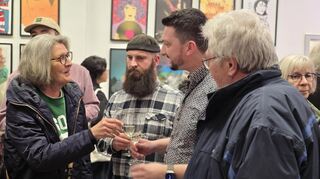 Künstler Christoph Anschütz im Gespräch mit Besuchern des Eröffnungabends von "Art Up Speyer" in der Maximilianstraße 99.