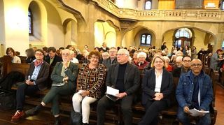 Zahlreiche Gäste beim Abschied von der Friedenskirche.