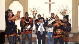 Beim fröhlichen Lied der Presbyterian Church of Cameron klatschten und tanzten alle mit.