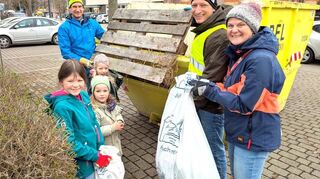 Beim diesjährigen Ladenburg Clean-Up helfen die Kinder Ellie (v.l.), Sanna und Jara nach Kräften den erwachsenen Teilnehmenden Armin, Dominik (M.) und Eva (r.).