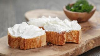 Vegane Frischkäse-Alternativen überzeugen oft nicht. Ein Berliner Start-up setzt nun auf einen Pilz, um Proteine zu gewinnen. (Symbolbild)