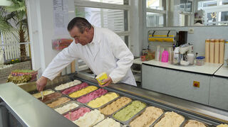 Bei Eis-Oberfeld in Lampertheim gibt es keine Kugeln Eis, stattdessen wird gespachtelt. Kurt Oberfeld ist seit 40 Jahren in der Branche tätig. In diesem Jahr muss er die Preise wegen steigender Kosten für die Zutaten erhöhen.