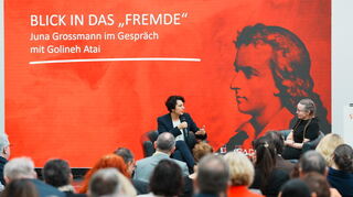 Statt einer klassischen Laudatio wurde über die Welt geredet: Schillerpreisträgerin Golineh Atai im Gespräch mit Juna Grossmann. Bild: Mannheim/Andreas Henn