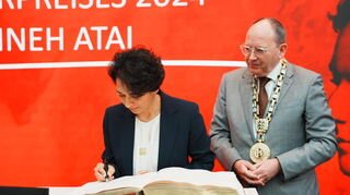 Ein obligatorischer Akt: Golineh Atai trägt sich im Beisein von Oberbürgermeister Christian Specht ins Goldene Buch der Stadt ein.Bild: Andreas Henn