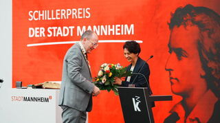 Mannheims Oberbürgermeister Christian Specht übergibt bei der Schillerpreisverleihung Golineh Atai auch noch einen Blumenstrauß.
