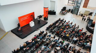 Blick aus dem ersten Stock auf die Kulisse der Schillerpreisverleihung in der Kunsthalle Mannheim am 16. März 2025 an Golineh Atai.