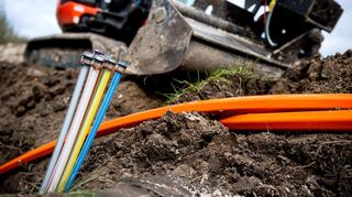 Glasfaserkabel auf einer Baustelle – sie sorgen für schnelleres Internet als die veraltete DSL-Technik.